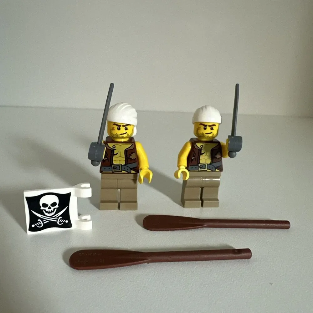 LEGO Pirates III Minifigure - Pirate Vest, Anchor Tatoo (pi158) 70409 Skull Flag